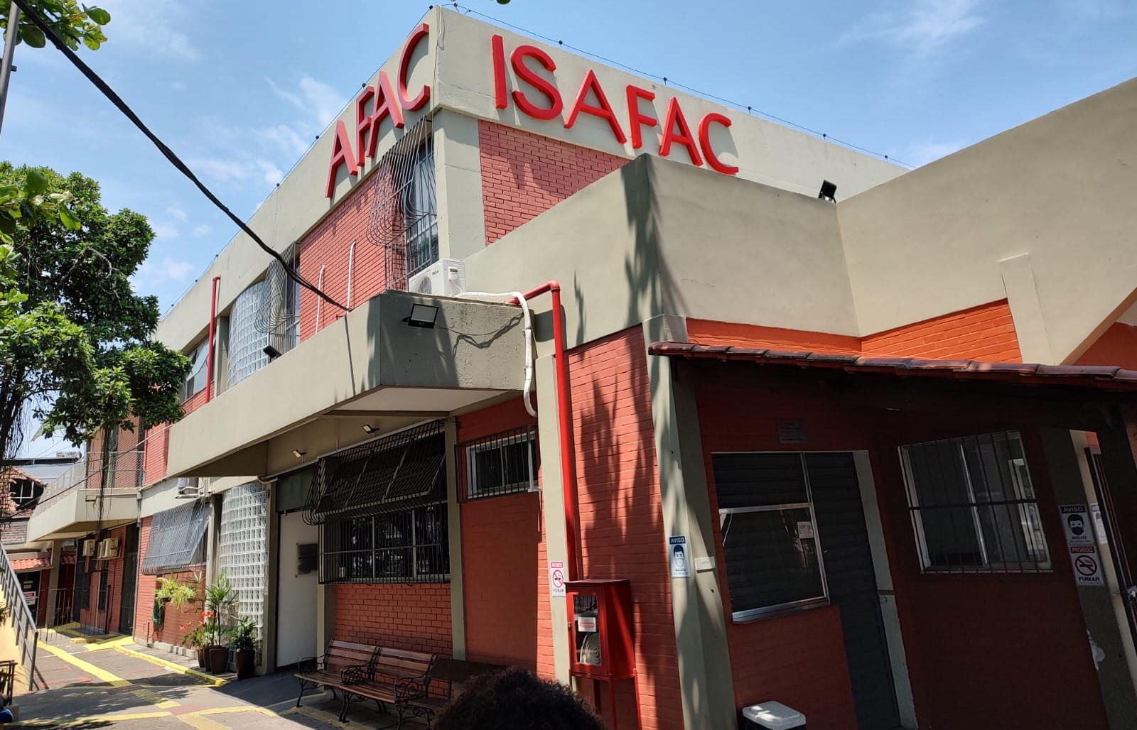Foto da fachada da ISAFAC.